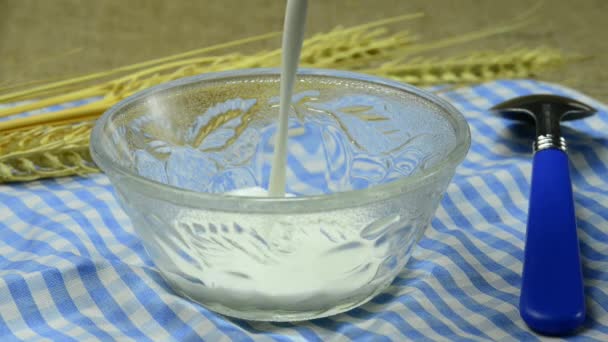 Flocos de milho com leite — Vídeo de Stock