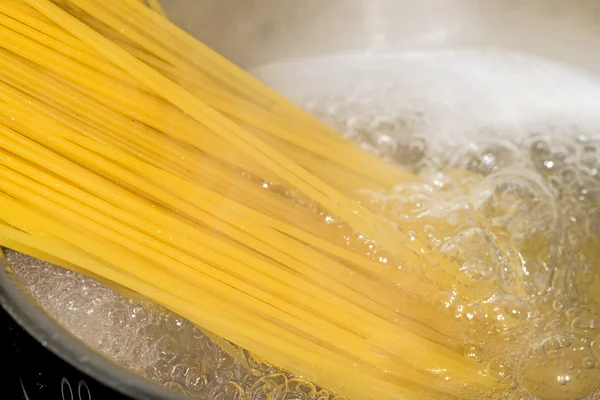 Spaghetti in boiling water — Stock Photo, Image