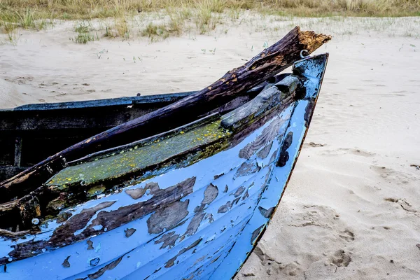 Barco naufragado em uma praia — Fotografia de Stock
