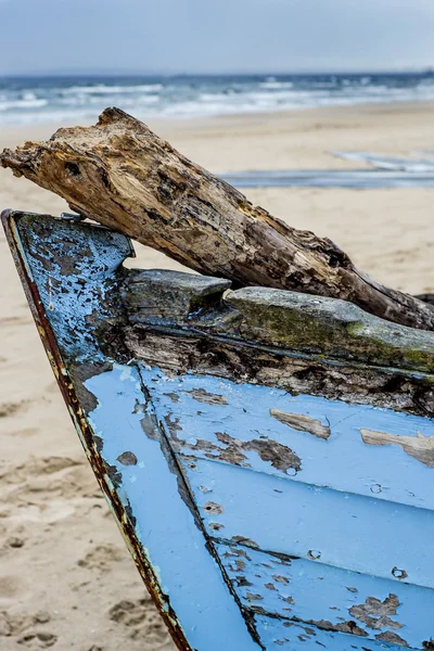 Barco naufragado em uma praia — Fotografia de Stock