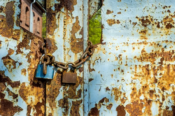 Rostiges Tor mit Schlössern — Stockfoto