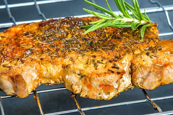 Gebratener Schweinehals auf Grill — Stockfoto