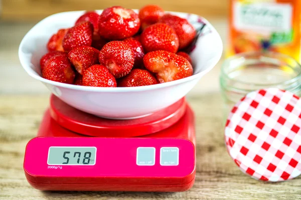 Erdbeeren auf einem Gewicht zur Zubereitung von Marmelade — Stockfoto