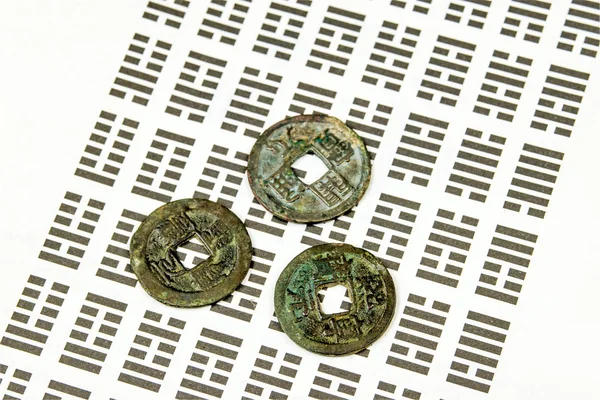 I Ging, adivinhação chinesa com moedas — Fotografia de Stock