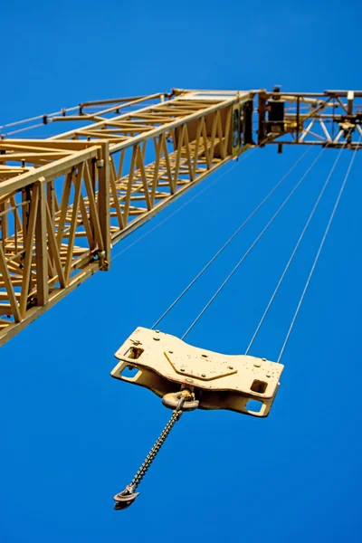 Gebouw kraan met ketting en haak — Stockfoto