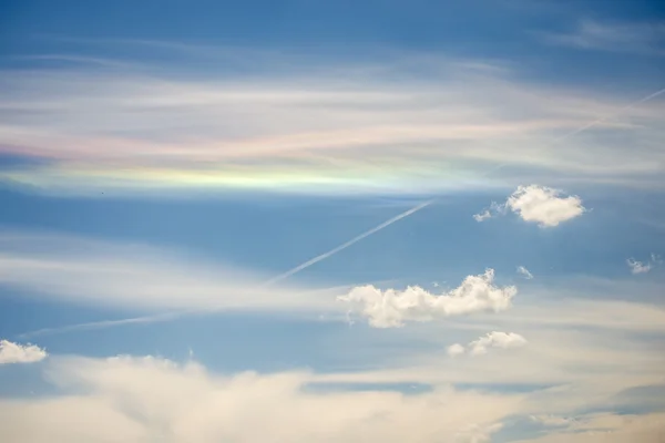 Gökyüzü bulutlar ve şeritler — Stok fotoğraf