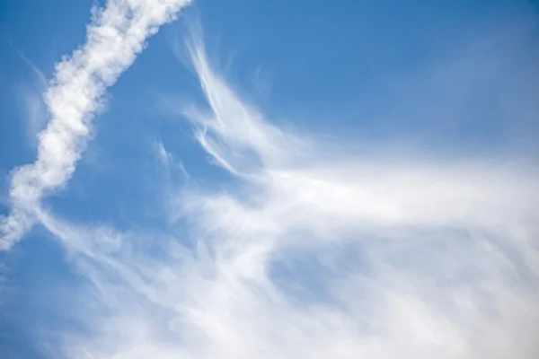 Céu com nuvens e listras — Fotografia de Stock