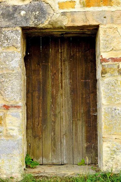 Vecchio muro medievale con porta — Foto Stock