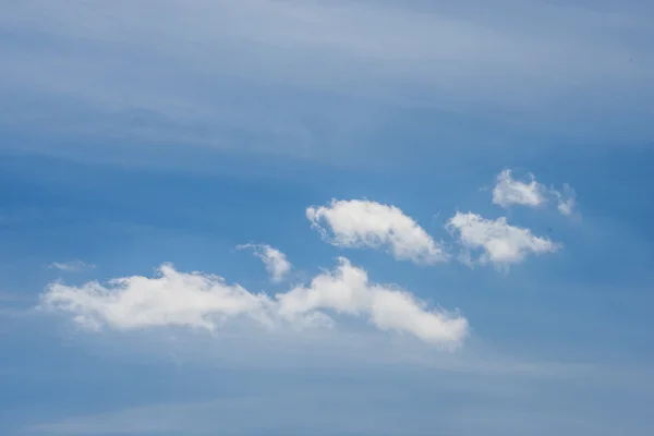 Blauwe lucht met witte wolken — Stockfoto