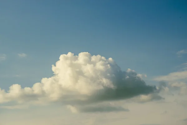 Cielo con gran nube —  Fotos de Stock