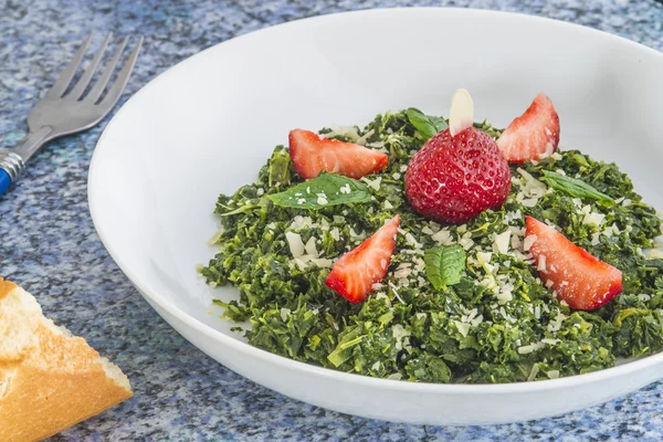 Salad of green kale with strawberries — Stock Photo, Image