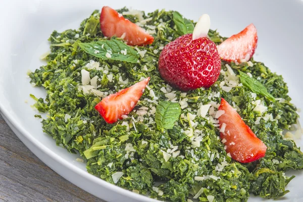 Salad of green kale with strawberries — Stock Photo, Image