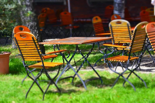 Német sör kertben, fából készült bútorokkal — Stock Fotó