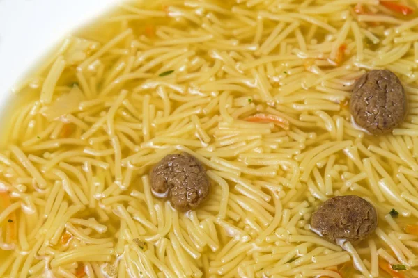 Sopa de macarrão com bolas de carne — Fotografia de Stock