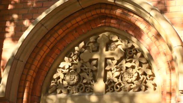Старая Церковная Дверь Крестом Танцующими Тенями Листьев Ней — стоковое видео