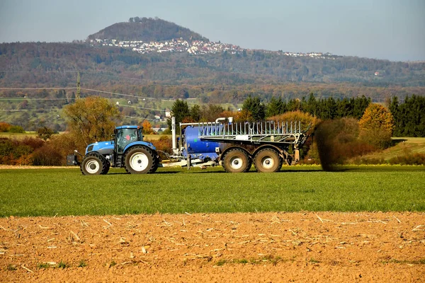 Trattore Che Getta Letame Mucca Prato Germania — Foto Stock