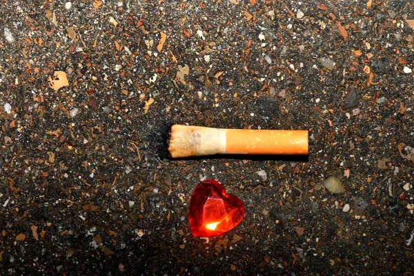 Heart Street Floor Cigarette Butt — Fotografia de Stock