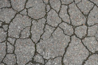 Sokak zemininde bir sürü çatlak var.