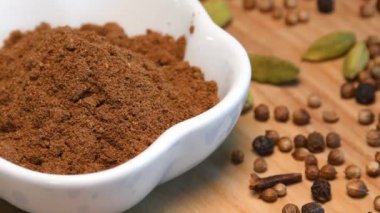 Dönüş tablosunda Arap 7 baharat karışımı
