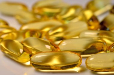 Yakın planda kenevir yağı hapları.