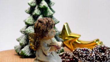 İnci şekerli Noel pastaları, köknar ağacı ve masa başında melek.