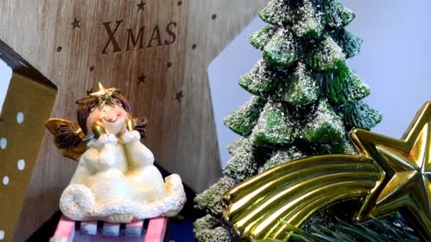 Dekorasi Natal Dengan Pohon Cemara Malaikat Dan Bintang Mas Meja — Stok Video