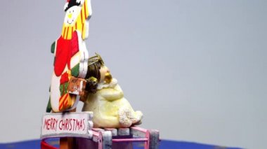 Noel Baba 'nın mesajı Mutlu Noeller ve bir sehpanın üzerindeki melek