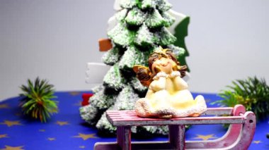 Noel Baba 'nın mesajı Mutlu Noeller, kızaktaki melek ve sehpadaki kar köknar ağacı