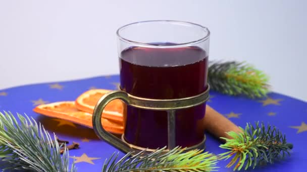 Vin Rouge Chaud Avec Ses Épices Punsch Sur Table Tournante — Video