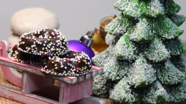 德国圣诞蛋糕Pfeffernuss和巧克力蛋糕放在转盘的雪橇上 — 图库视频影像