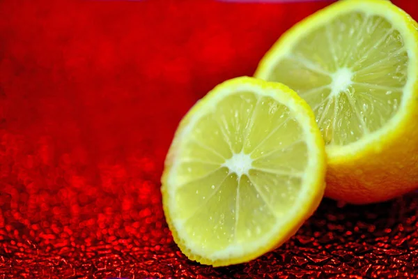 Zitronenscheibe Auf Einem Rot Glänzenden Emaillierten Teller — Stockfoto