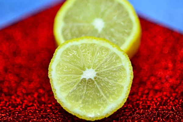 Zitronenscheibe Auf Einem Rot Glänzenden Emaillierten Teller — Stockfoto
