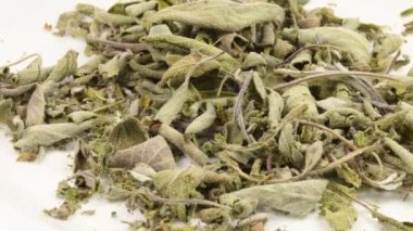 Sehpada yaprakları olan adaçayı.