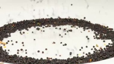 Sehpaya düşen tecavüz tohumları.