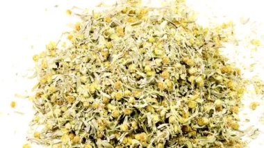 Absinthe, kurutulmuş bitki bir sehpanın üzerinde.