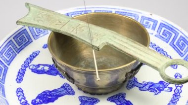 Antik Çin kâsesinde akupunktur iğnesi