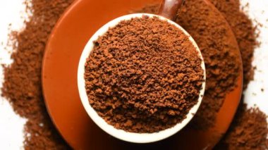 Sehpanın üzerindeki kahve tozu.