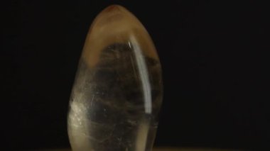 Sehpanın üzerinde bir çakıl taşı.