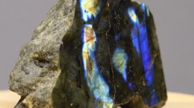 Mavi şilteli labradorit masada.