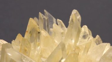 Dönen masanın üzerinde dumanlı kuvars