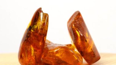 Amber, sehpanın üzerinde büyük bir parça