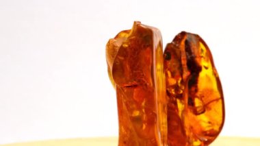 Amber, sehpanın üzerinde büyük bir parça