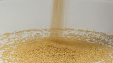 Kuru maya sehpaya düşüyor.