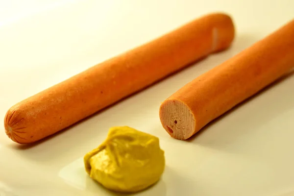 Sosis Wiener Dengan Mustard Dalam Closeup — Stok Foto