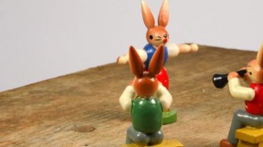 Paskalya tavşanları sehpada konser verir.
