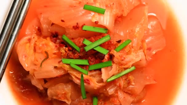 Koreanisches Kimchi Flache Ansicht Mit Hackstäbchen Auf Einem Drehtisch — Stockvideo