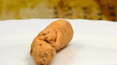 Sehpanın üzerinde ginseng kökü