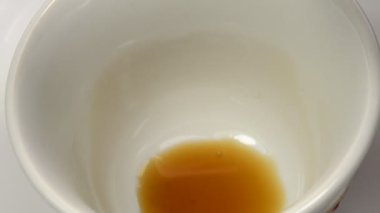 Vietnam balık sosu kâseye akıyor.