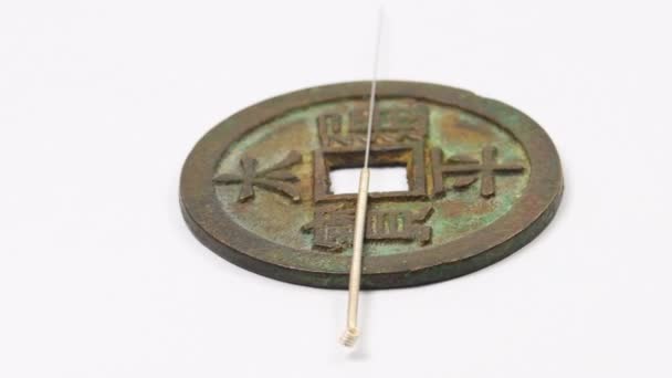 Игла Иглоукалывания Старинной Китайской Монете Поворотном Столе — стоковое видео