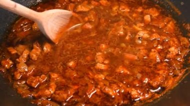 Macar kebabını tavada pişirmek.